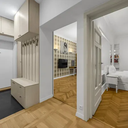 Heartline By Bookinghost Varsóvia