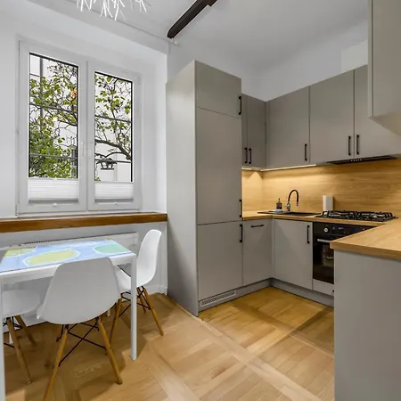 Heartline By Bookinghost ワルシャワ