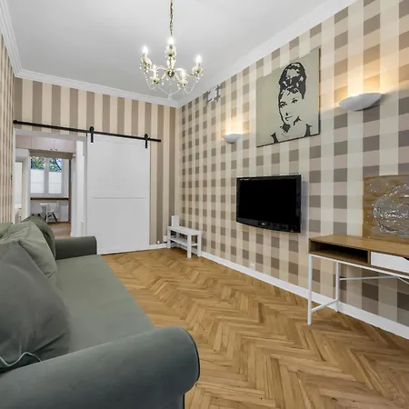 Heartline By Bookinghost *